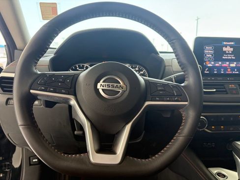 Used 2022 Nissan Altima 2.5 SR w/ Midnight Edition Package FWD image 3