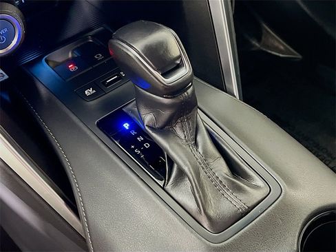 Certified 2022 Toyota Venza LE image 16