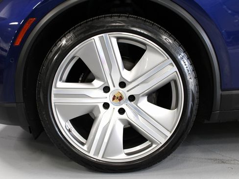 Certified 2024 Porsche Macan 4 Electric image 11