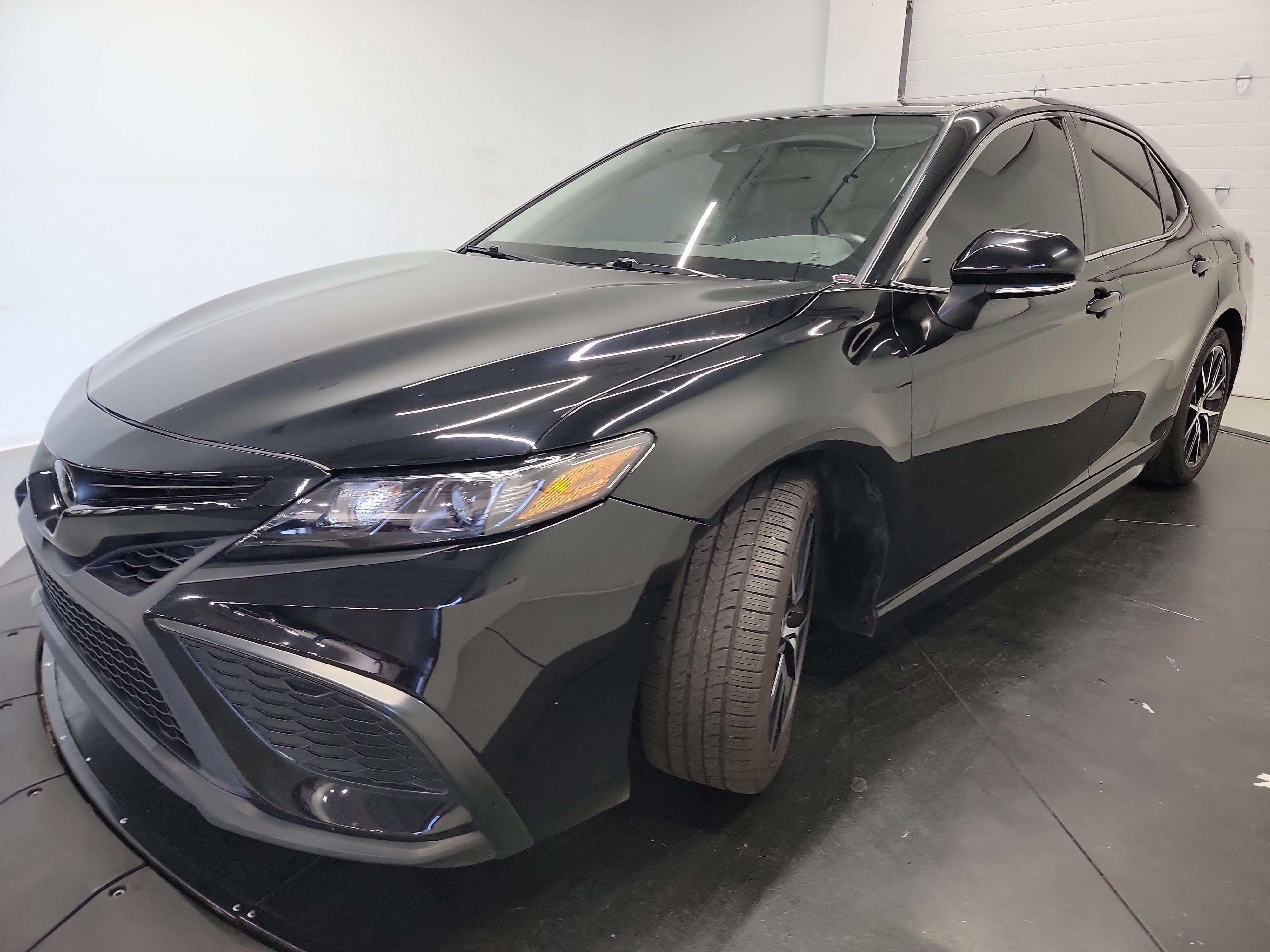 Used 2023 Toyota Camry SE w/ Convenience Package FWD image 3