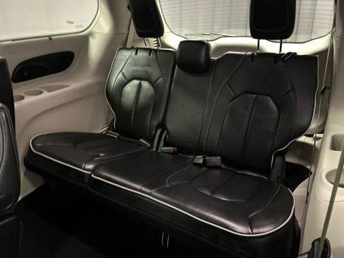 Used 2024 Chrysler Pacifica Limited FWD image 25