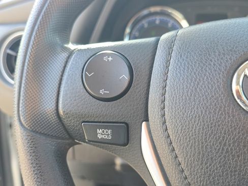 Used 2018 Toyota Corolla LE FWD image 19
