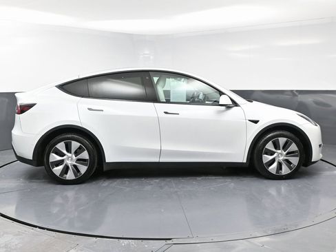 Used 2022 Tesla Model Y Long Range image 7