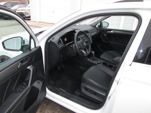 Used 2022 Volkswagen Tiguan SE w/ Panoramic Sunroof Package image 15