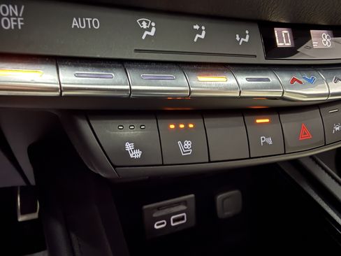 Used 2020 Cadillac XT4 Sport w/ Sun And Sound Package AWD/4WD image 18