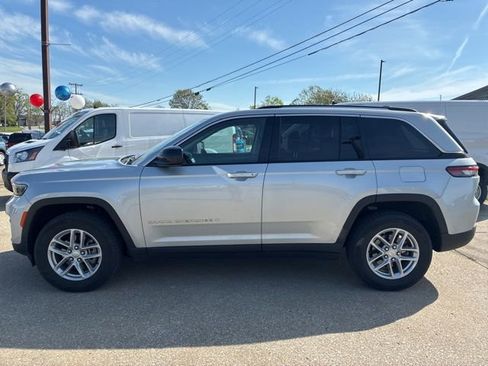Used 2024 Jeep Grand Cherokee Laredo image 3
