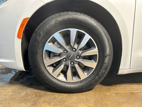 Used 2024 Chrysler Pacifica Limited FWD image 51