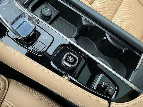 Certified 2025 Volvo XC90 T8 Ultra w/ Protection Package Premier image 23