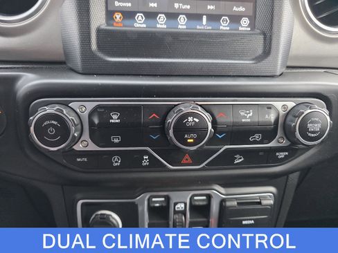 Used 2020 Jeep Wrangler Unlimited Sahara image 30