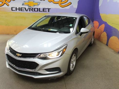Used 2018 Chevrolet Cruze LT w/ LT Convenience Package FWD image 4