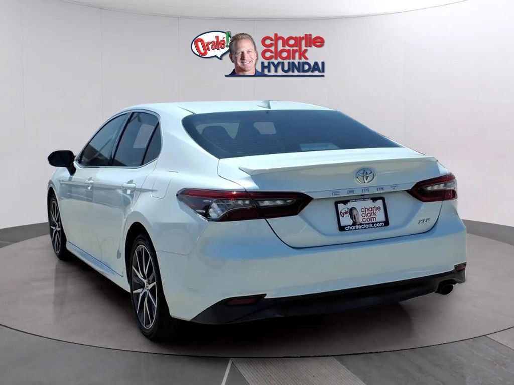 Used 2022 Toyota Camry XLE FWD image 3