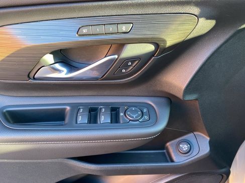 Used 2022 GMC Terrain SLT w/ Tech Package image 16