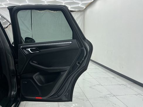 Used 2018 Porsche Macan AWD/4WD image 25