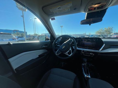 Used 2025 Chevrolet Trax LT w/ LT Convenience Package image 34