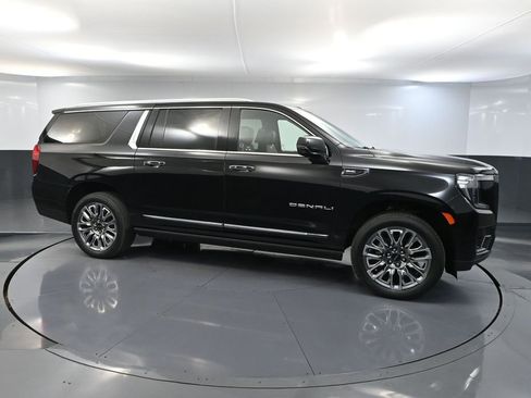 Used 2023 GMC Yukon XL Denali Ultimate AWD/4WD image 4