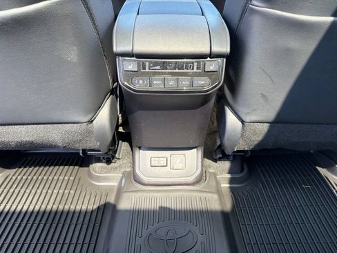 Used 2025 Toyota Highlander Platinum AWD/4WD image 20