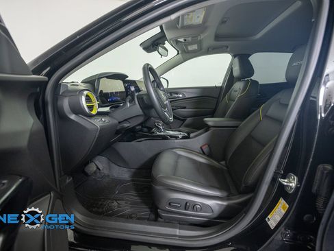 Used 2024 Chevrolet Trax ACTIV w/ Sunroof Package FWD image 11