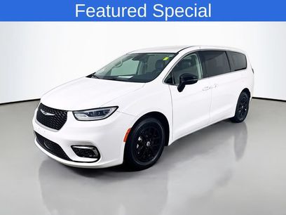 Used 2024 Chrysler Pacifica Touring-L