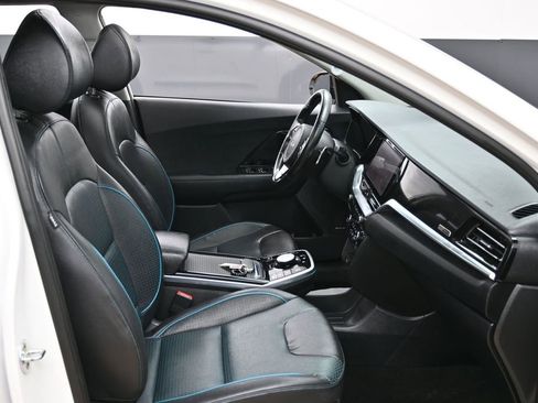 Used 2022 Kia Niro EX Premium w/ Cold Weather Package FWD image 35