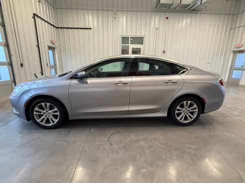 Used 2016 Chrysler 200 Limited w/ Convenience Group image 4