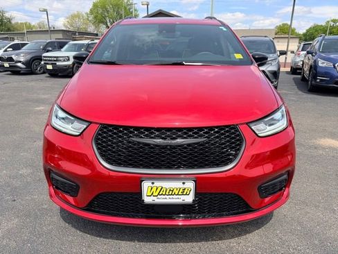 Used 2024 Chrysler Pacifica Limited w/ S Appearance Package FWD image 8