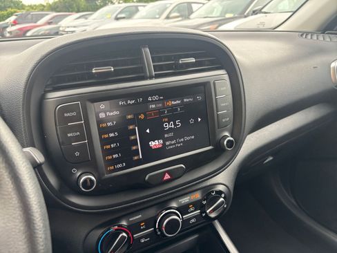 Used 2025 Kia Soul LX w/ LX Technology Package FWD image 20