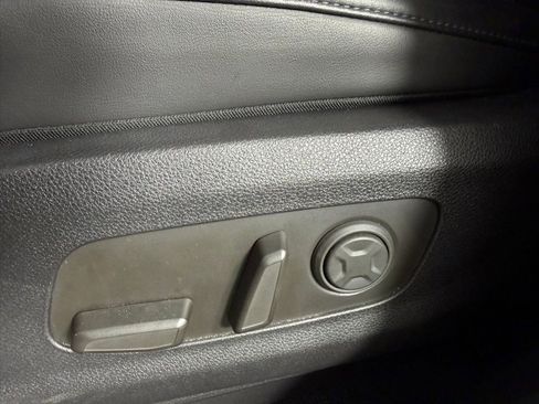 Used 2025 Kia Carnival FWD image 22