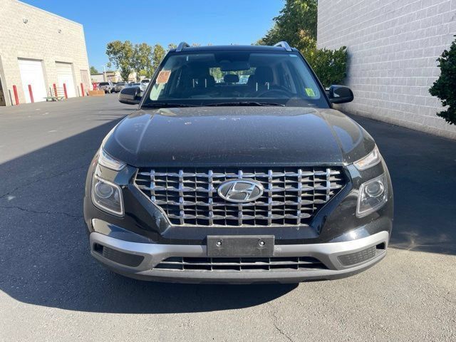 Used 2025 Hyundai Venue SEL FWD image 2