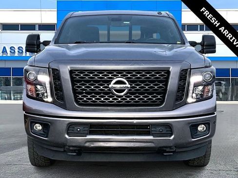 Used 2018 Nissan Titan SV w/ SV Convenience Package image 2