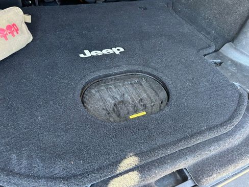 Used 2015 Jeep Wrangler Unlimited Rubicon w/ Connectivity Group image 7