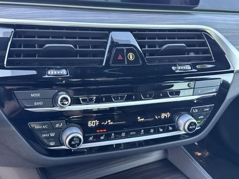 Used 2022 BMW M550i xDrive w/ Dynamic Handling Package image 14