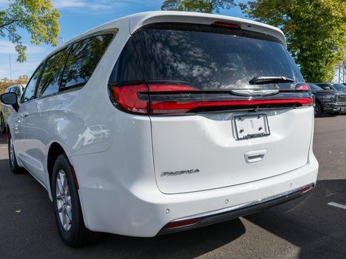 New 2026 Chrysler Pacifica Select image 7