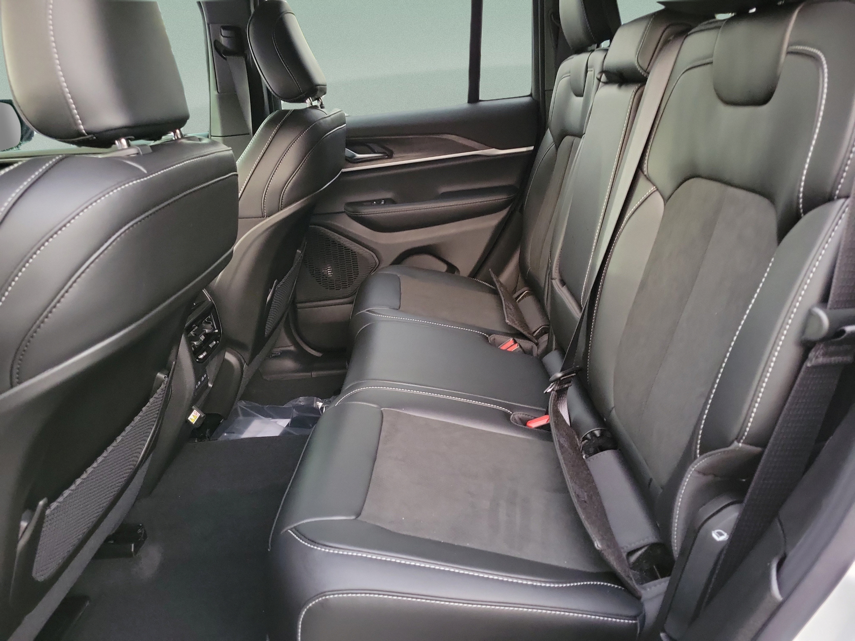 New 2027 Jeep Grand Cherokee Altitude RWD image 6