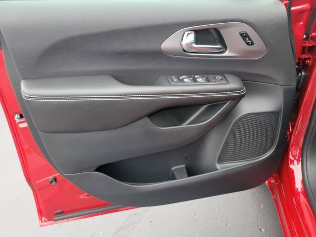 New 2027 Chrysler Pacifica Select FWD image 8