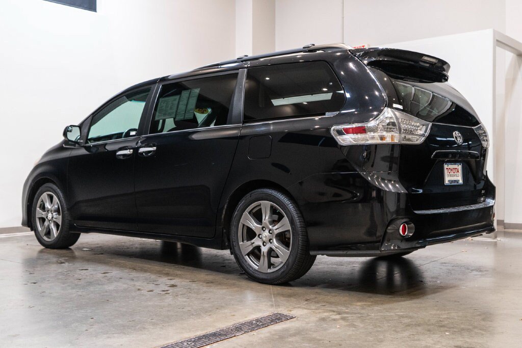 Used 2017 Toyota Sienna SE FWD image 7