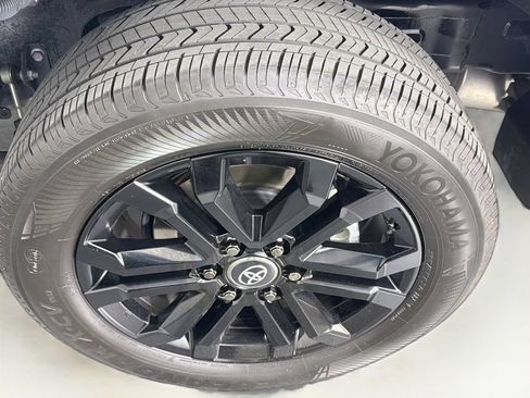Used 2025 Toyota 4Runner Platinum AWD/4WD image 32