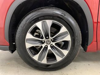 Used 2022 Toyota Highlander XLE FWD video 2