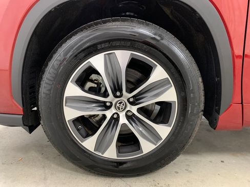Used 2022 Toyota Highlander XLE FWD image 2