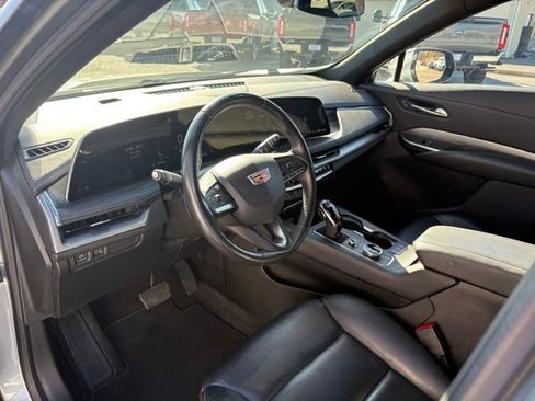 Used 2024 Cadillac XT4 Premium Luxury image 3