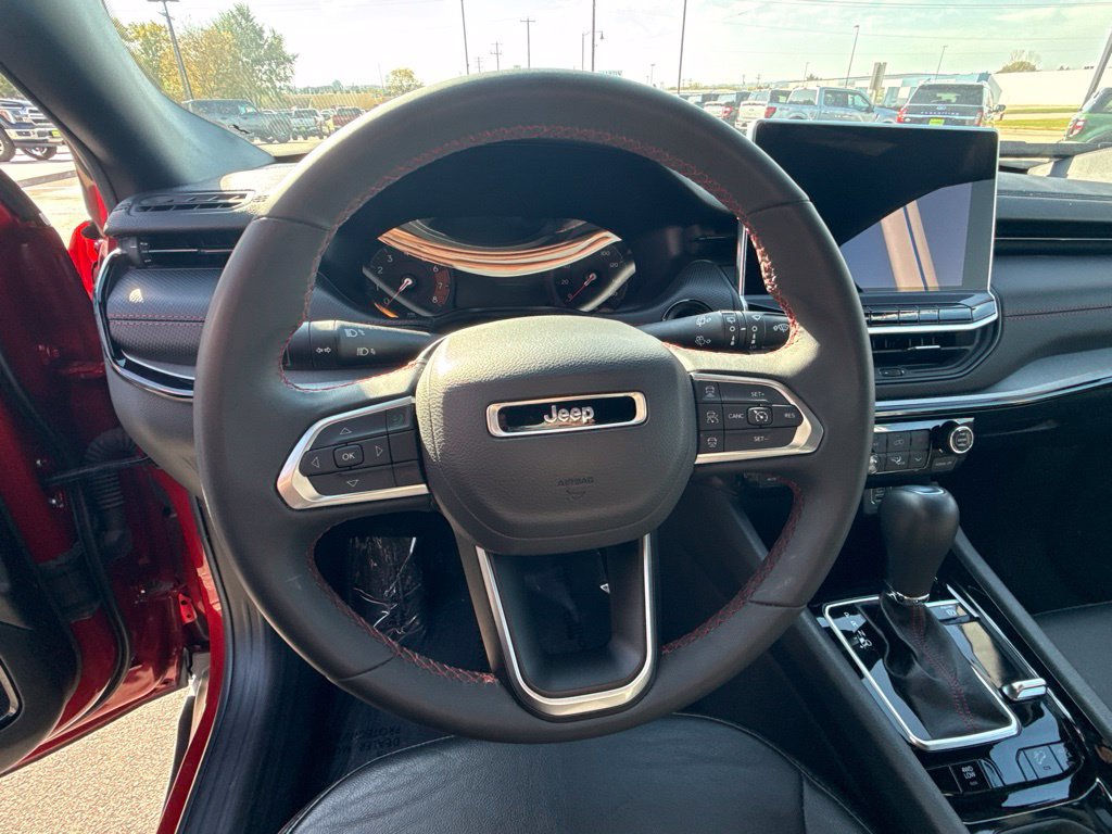 Used 2025 Jeep Compass Trailhawk AWD/4WD image 19