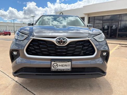 Used 2023 Toyota Highlander LE FWD image 4