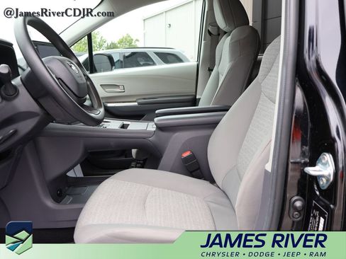 Used 2024 Toyota Sienna LE FWD image 21