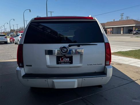 Used 2011 Cadillac Escalade ESV Luxury AWD/4WD image 7
