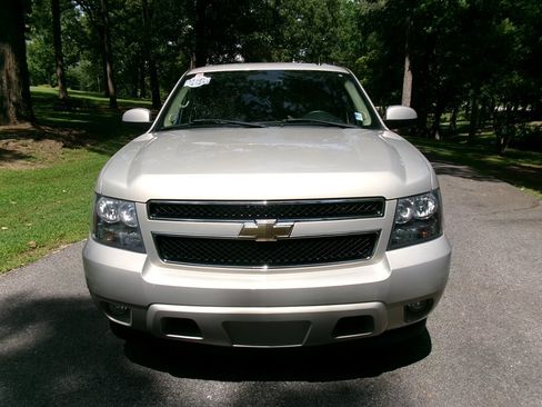 Used 2008 Chevrolet Suburban LT w/ LT Preferred Equipment Group RWD image 2