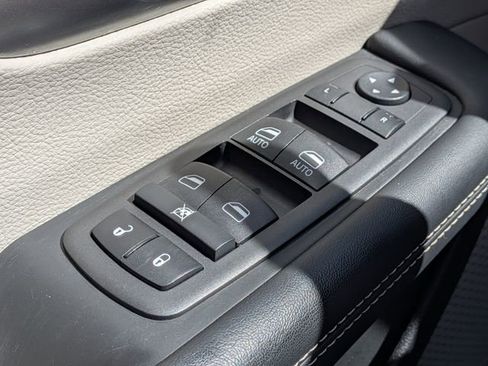 Used 2023 Chrysler Pacifica Touring-L image 23