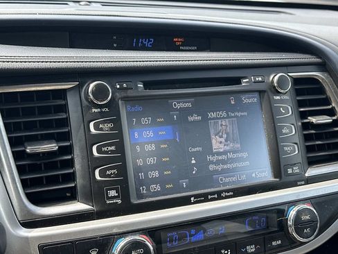 Used 2016 Toyota Highlander Limited w/ Driver Technology Package AWD/4WD image 31