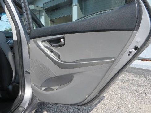 Used 2012 Hyundai Elantra GLS FWD image 17