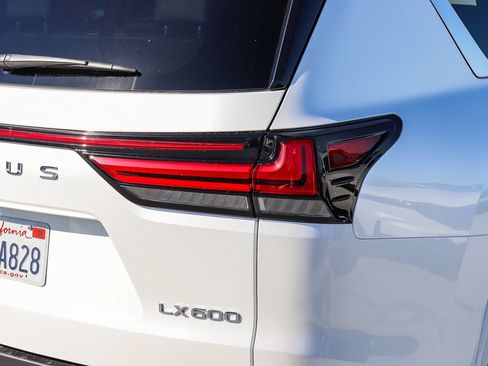Used 2025 Lexus LX 600 4WD w/ Luxury Package image 8