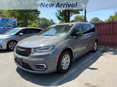 Used 2025 Chrysler Pacifica Select