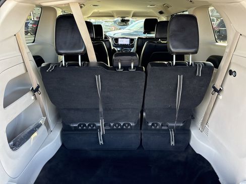 Used 2024 Chrysler Pacifica Touring-L image 5